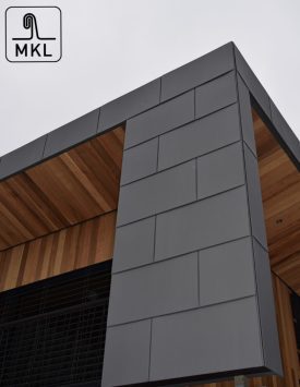 rodinný dom s bielou kovovou falcovanou strechou MKL, jednoduchá sedlová konštrukcia, biela fasáda, drevené podpery, jesenné svetlo